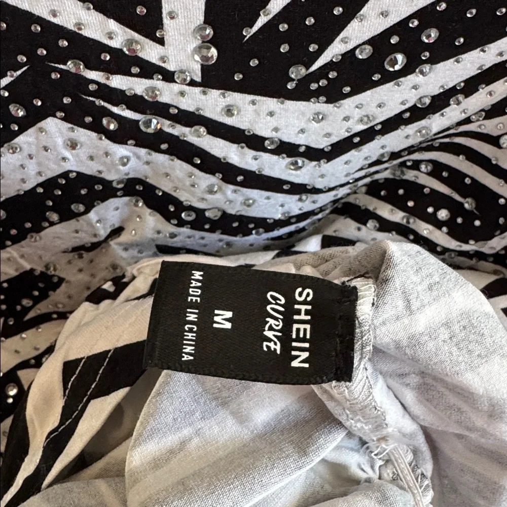 Off the Shoulder Women’s Medium Black and White Zigzag Star Pattern Glam Top